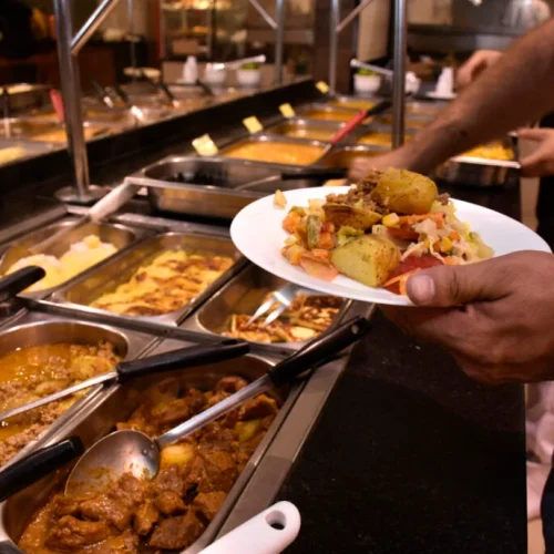 Preço médio da refeição em Natal é R$ 82,78 (kg); variação chega a 132%