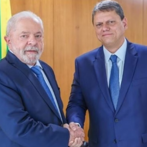 PT vê Tarcísio presidenciável e faz panfleto de comparação com Lula