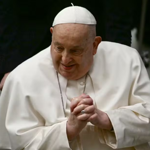 Após sair de ‘estado crítico’, papa Francisco tem boa noite de sono, diz Vaticano