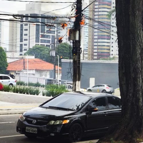 Poste fica em chamas e deixa o bairro do Tirol sem energia